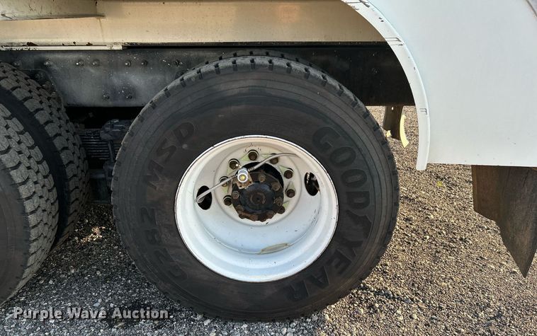 image for item KW9196 2006 International 7400  bucket truck