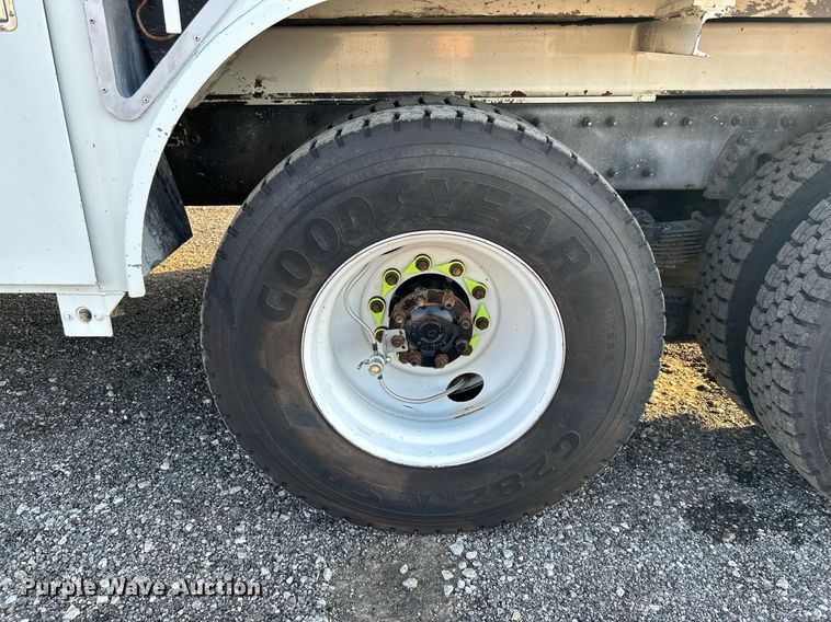 image for item KW9196 2006 International 7400  bucket truck