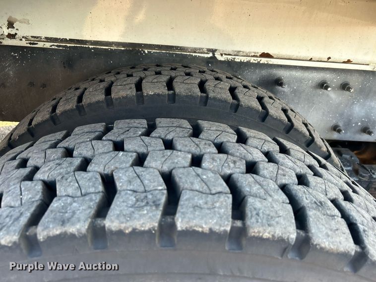 image for item KW9196 2006 International 7400  bucket truck