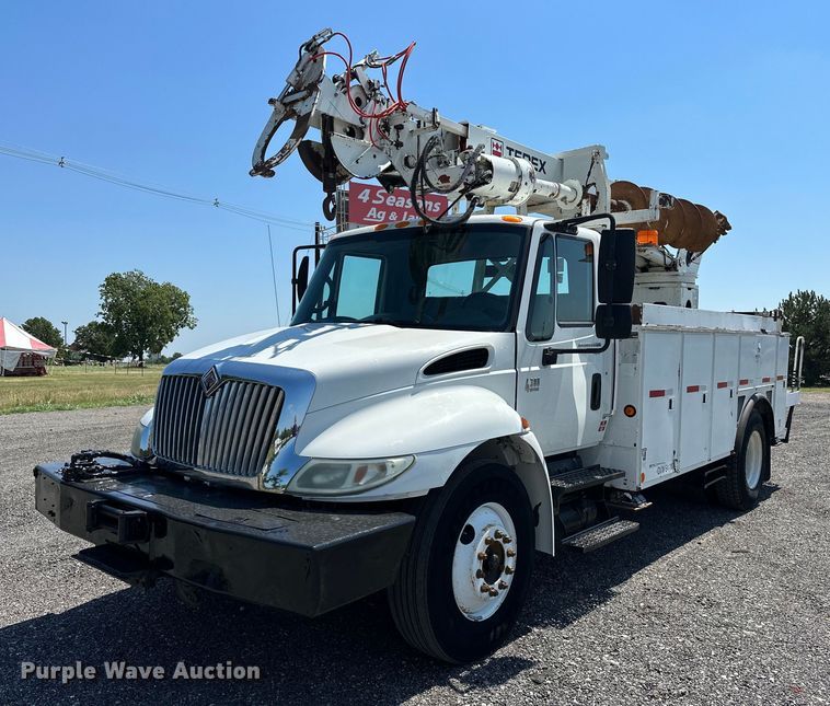 image for item KW9203 2006 International 4300  digger derrick truck