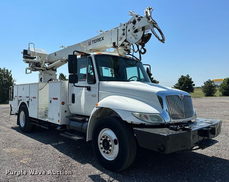 image for item KW9203 2006 International 4300  digger derrick truck