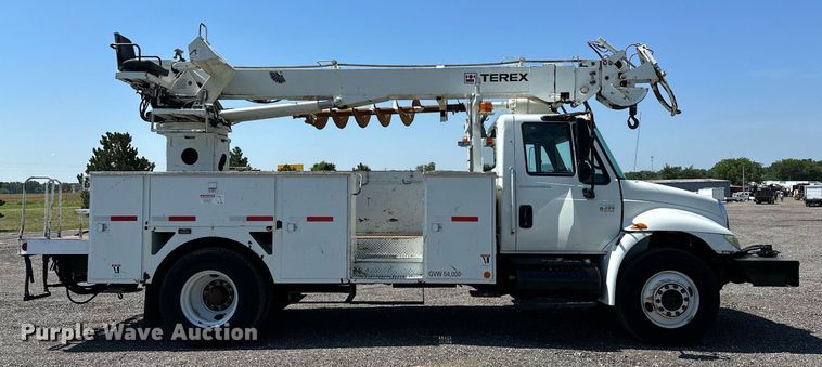 image for item KW9203 2006 International 4300  digger derrick truck