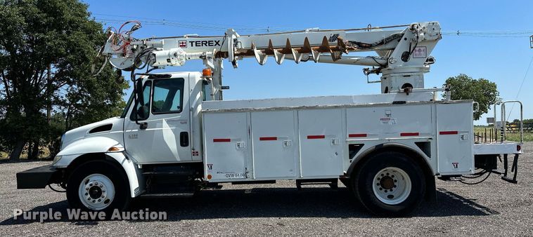 image for item KW9203 2006 International 4300  digger derrick truck