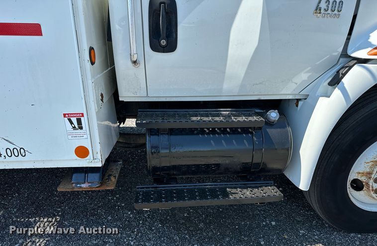 image for item KW9203 2006 International 4300  digger derrick truck