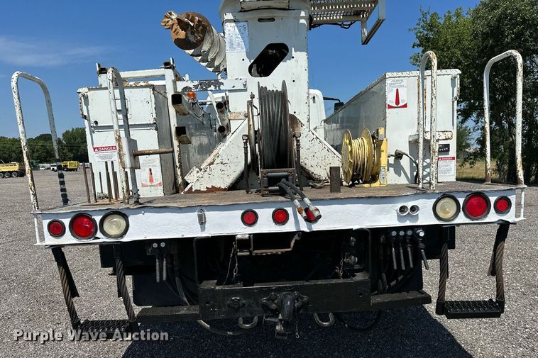 image for item KW9203 2006 International 4300  digger derrick truck