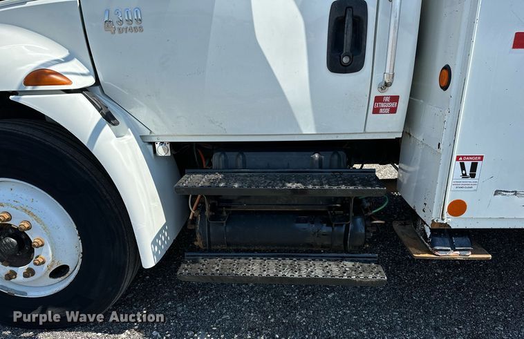 image for item KW9203 2006 International 4300  digger derrick truck