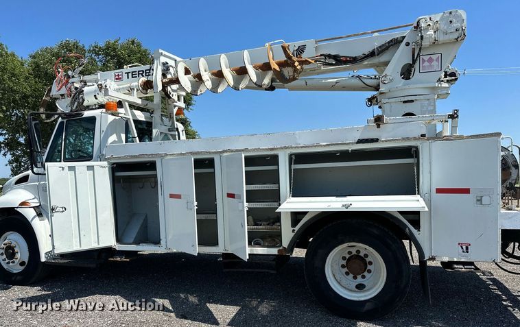 image for item KW9203 2006 International 4300  digger derrick truck