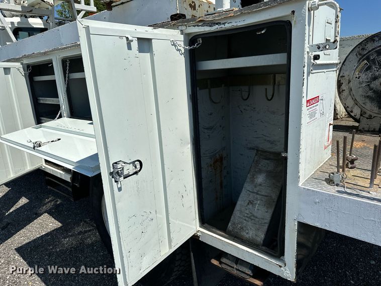 image for item KW9203 2006 International 4300  digger derrick truck