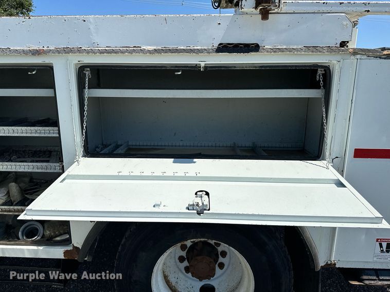 image for item KW9203 2006 International 4300  digger derrick truck