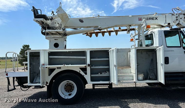 image for item KW9203 2006 International 4300  digger derrick truck