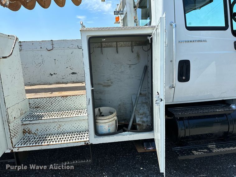 image for item KW9203 2006 International 4300  digger derrick truck