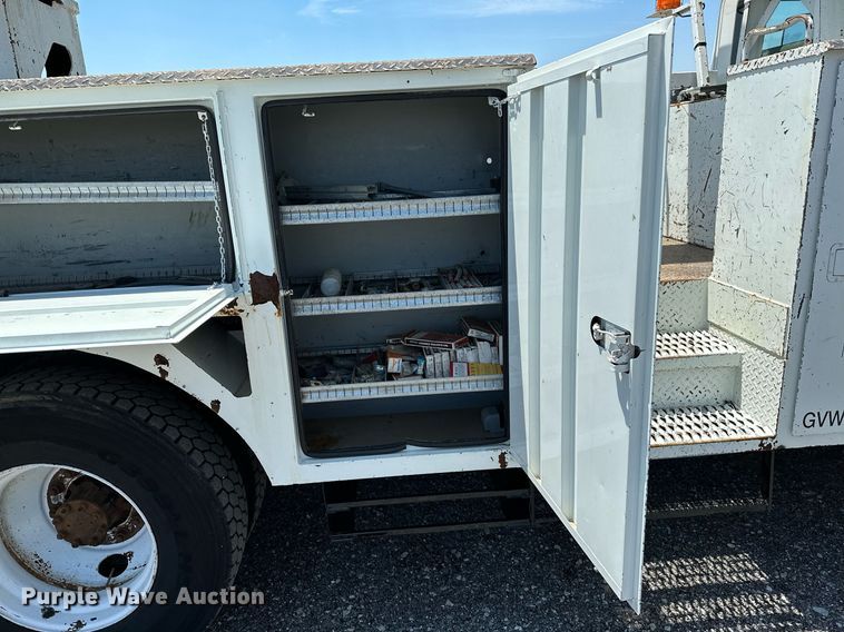 image for item KW9203 2006 International 4300  digger derrick truck