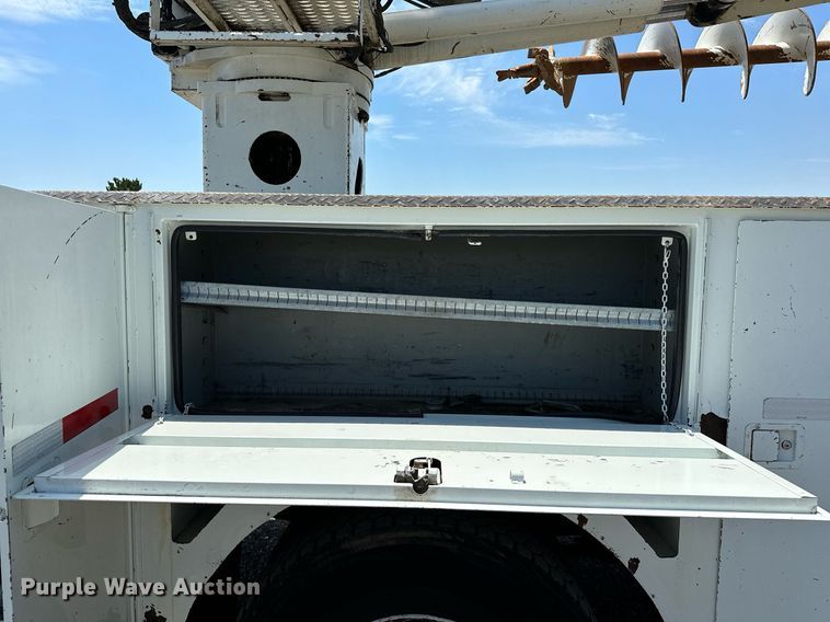 image for item KW9203 2006 International 4300  digger derrick truck