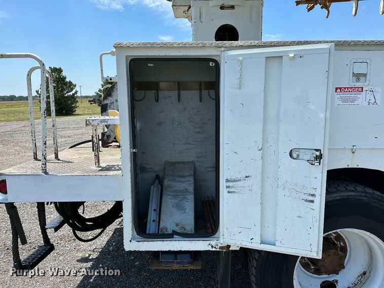 image for item KW9203 2006 International 4300  digger derrick truck