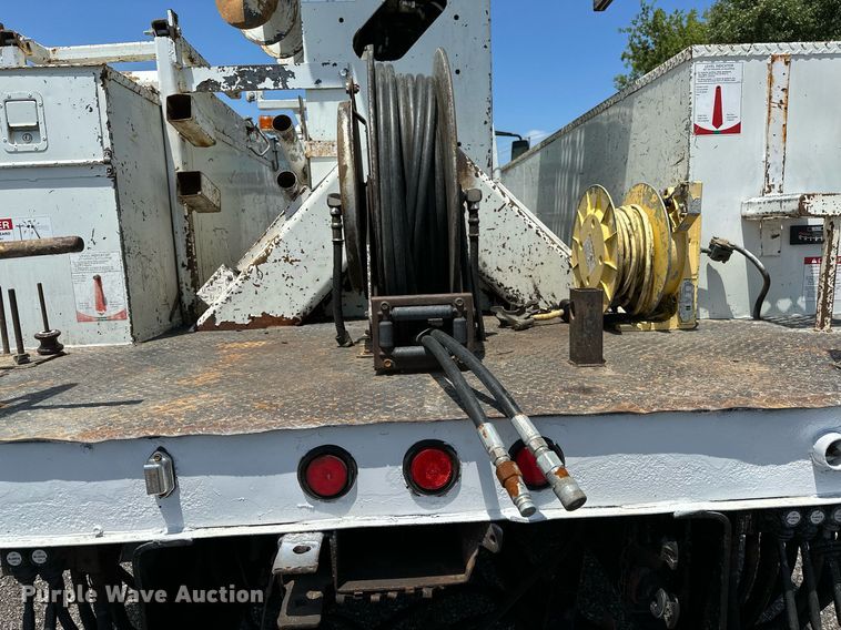 image for item KW9203 2006 International 4300  digger derrick truck