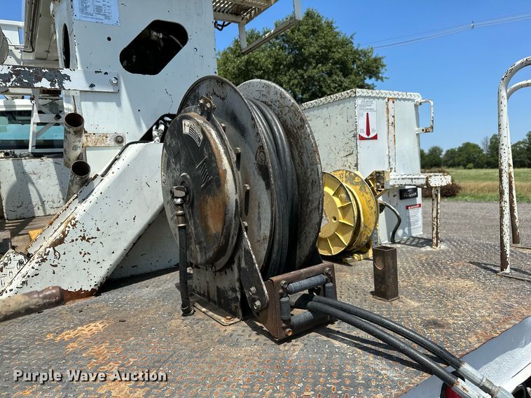 image for item KW9203 2006 International 4300  digger derrick truck