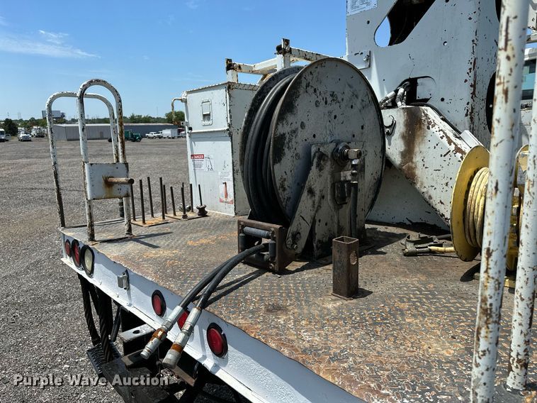 image for item KW9203 2006 International 4300  digger derrick truck