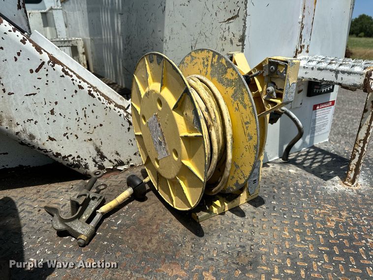 image for item KW9203 2006 International 4300  digger derrick truck