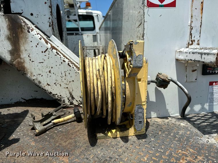 image for item KW9203 2006 International 4300  digger derrick truck