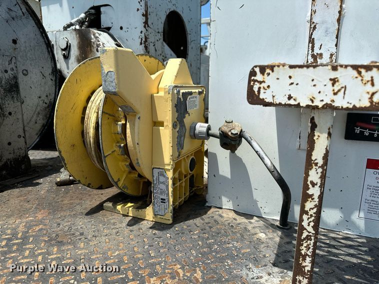 image for item KW9203 2006 International 4300  digger derrick truck