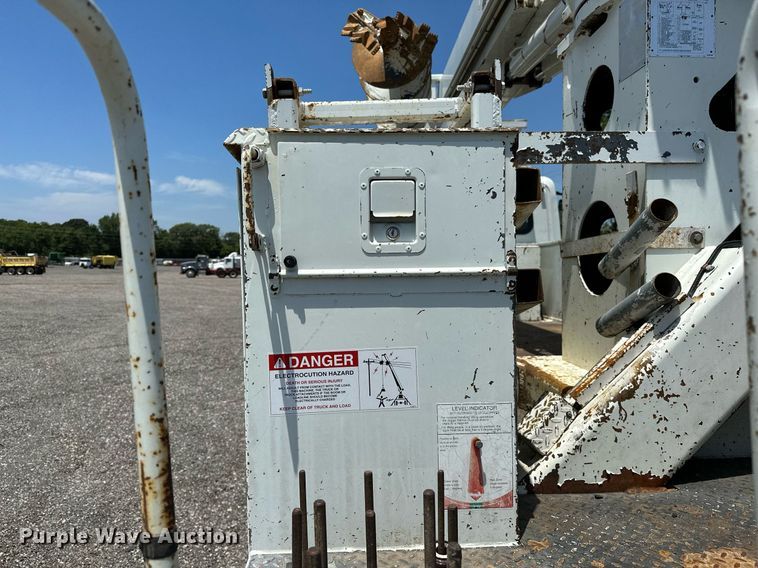 image for item KW9203 2006 International 4300  digger derrick truck