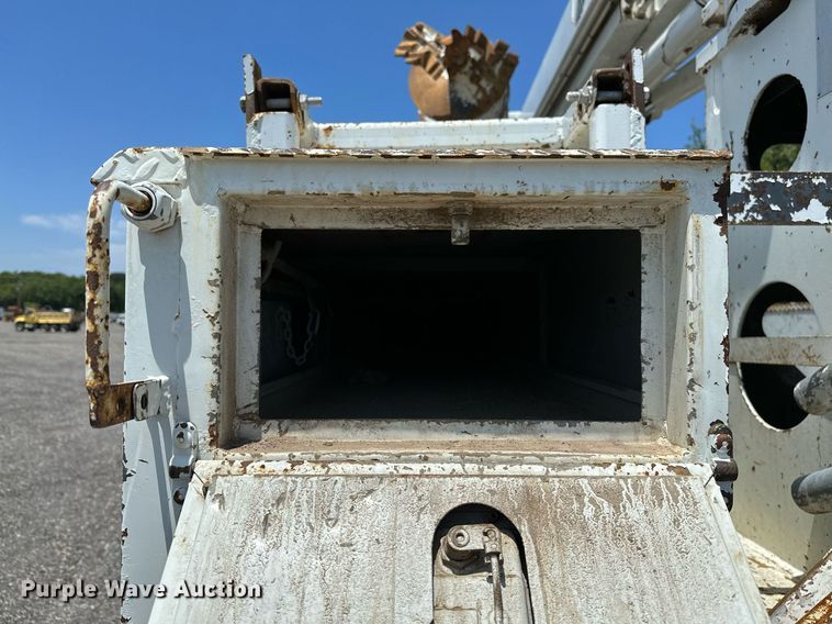 image for item KW9203 2006 International 4300  digger derrick truck