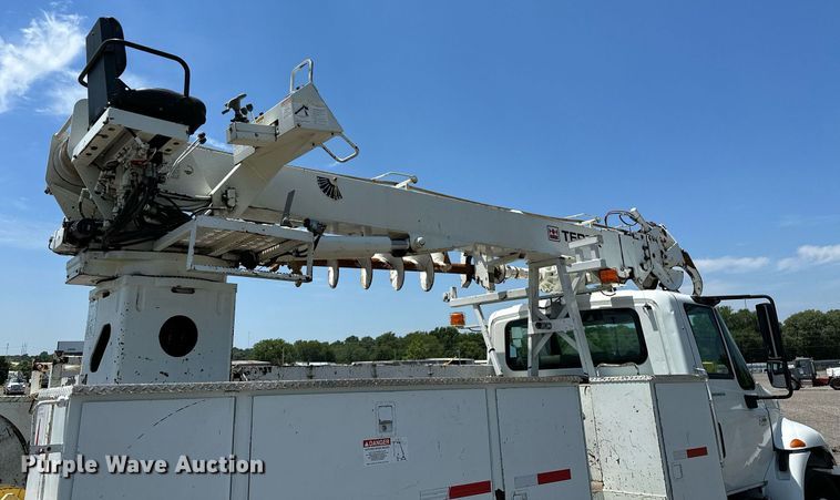 image for item KW9203 2006 International 4300  digger derrick truck