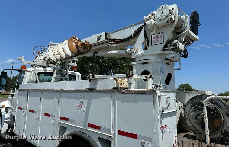 image for item KW9203 2006 International 4300  digger derrick truck