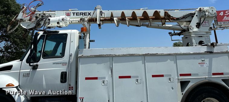 image for item KW9203 2006 International 4300  digger derrick truck