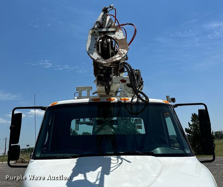 image for item KW9203 2006 International 4300  digger derrick truck