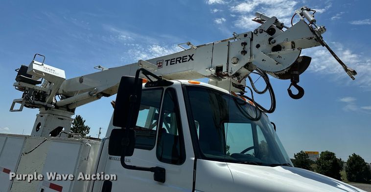 image for item KW9203 2006 International 4300  digger derrick truck