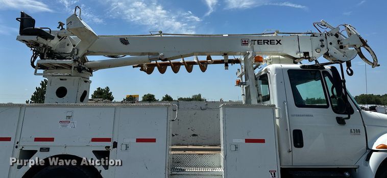 image for item KW9203 2006 International 4300  digger derrick truck