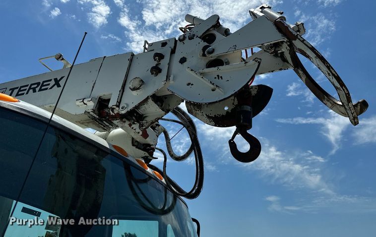 image for item KW9203 2006 International 4300  digger derrick truck