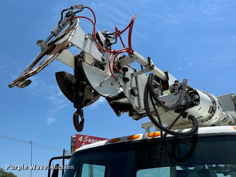 image for item KW9203 2006 International 4300  digger derrick truck