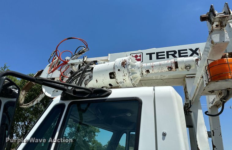 image for item KW9203 2006 International 4300  digger derrick truck