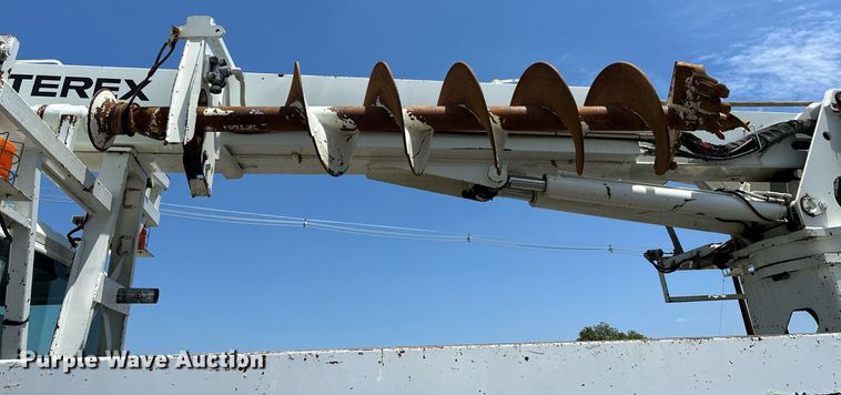 image for item KW9203 2006 International 4300  digger derrick truck