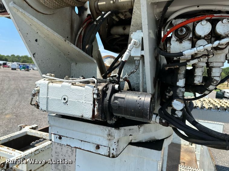 image for item KW9203 2006 International 4300  digger derrick truck