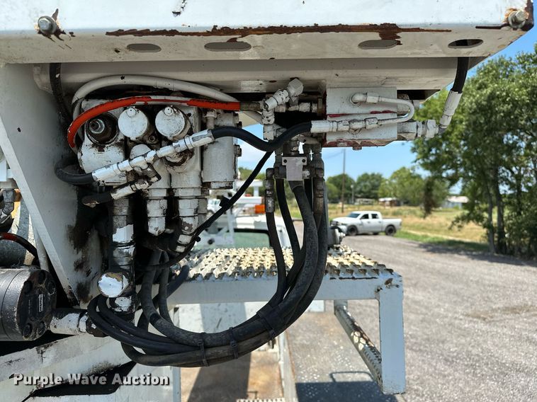 image for item KW9203 2006 International 4300  digger derrick truck