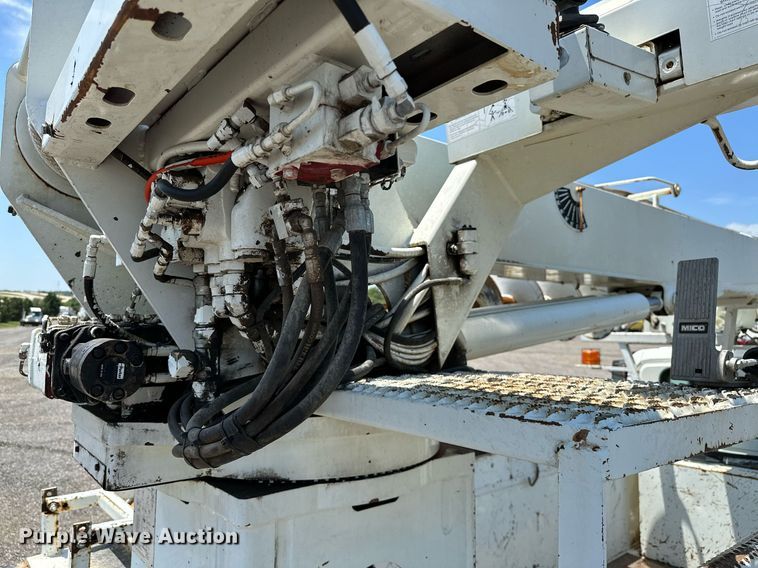 image for item KW9203 2006 International 4300  digger derrick truck