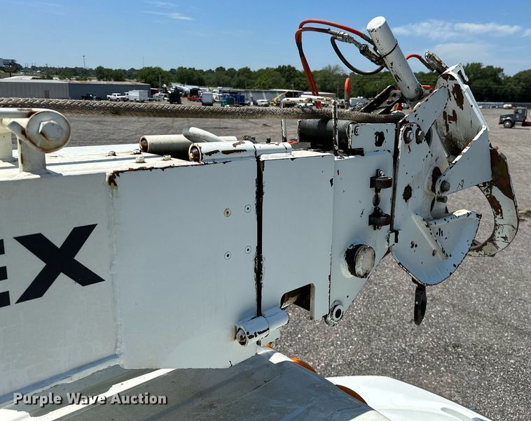 image for item KW9203 2006 International 4300  digger derrick truck