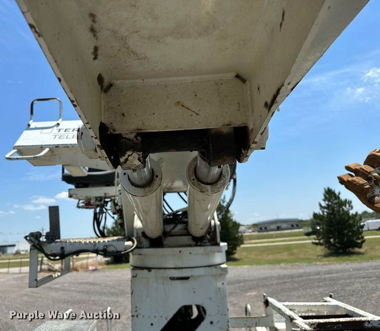 image for item KW9203 2006 International 4300  digger derrick truck