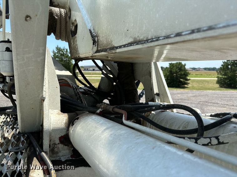 image for item KW9203 2006 International 4300  digger derrick truck