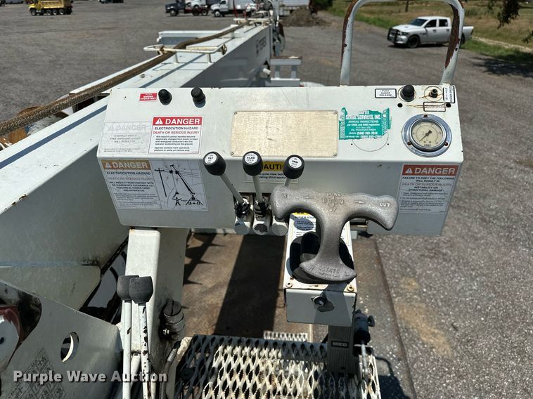 image for item KW9203 2006 International 4300  digger derrick truck