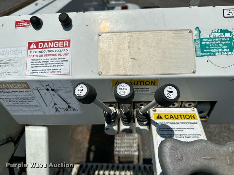 image for item KW9203 2006 International 4300  digger derrick truck