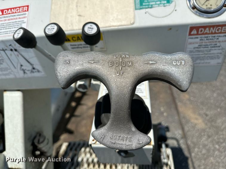 image for item KW9203 2006 International 4300  digger derrick truck