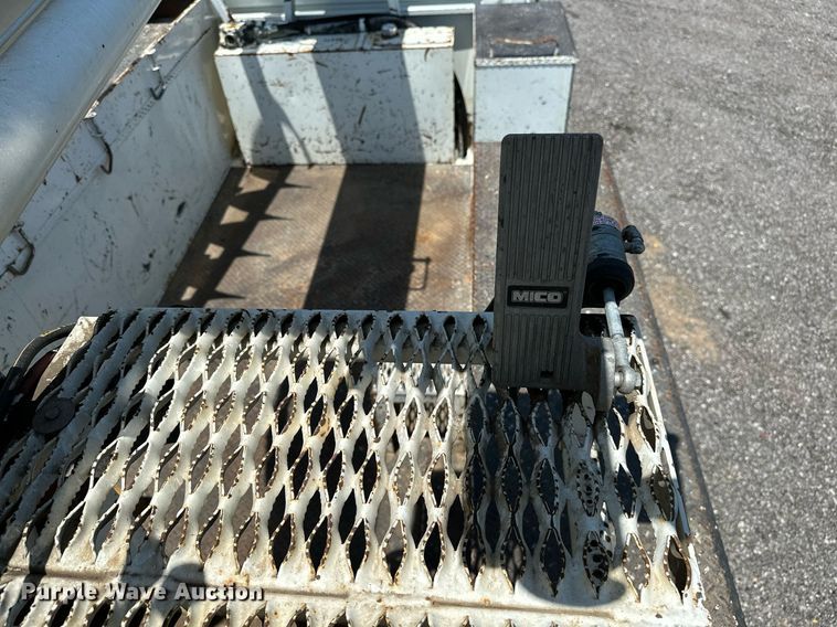 image for item KW9203 2006 International 4300  digger derrick truck