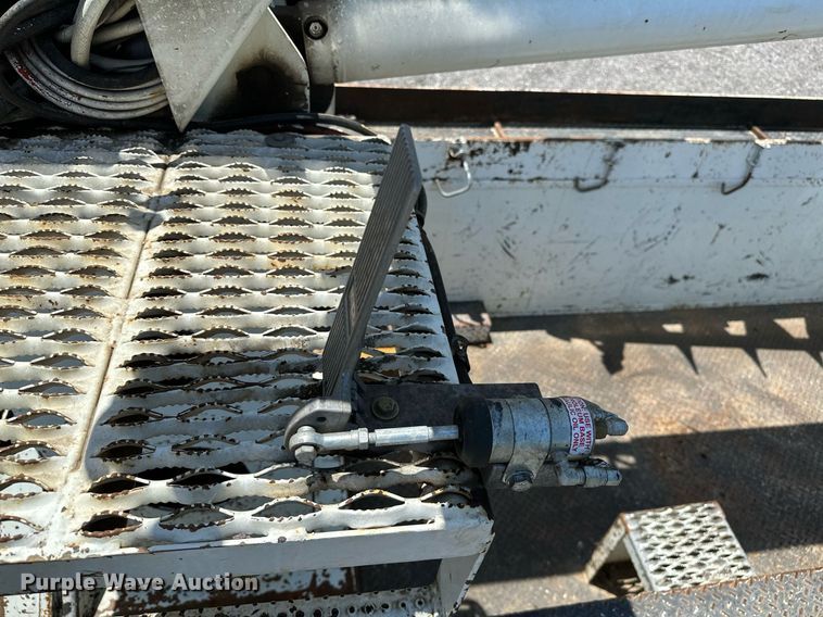 image for item KW9203 2006 International 4300  digger derrick truck