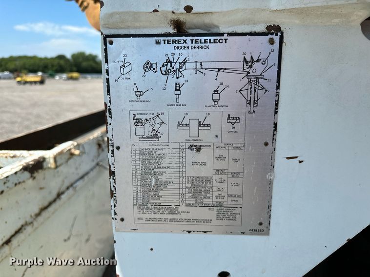 image for item KW9203 2006 International 4300  digger derrick truck