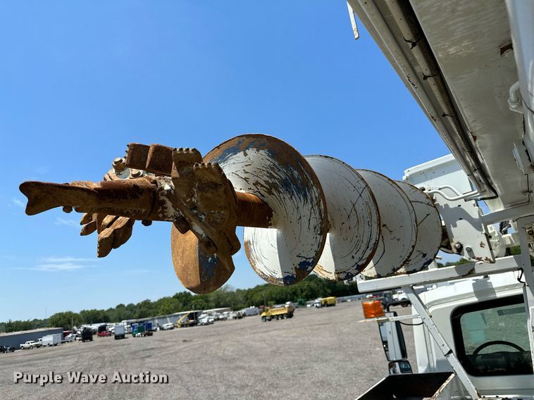 image for item KW9203 2006 International 4300  digger derrick truck