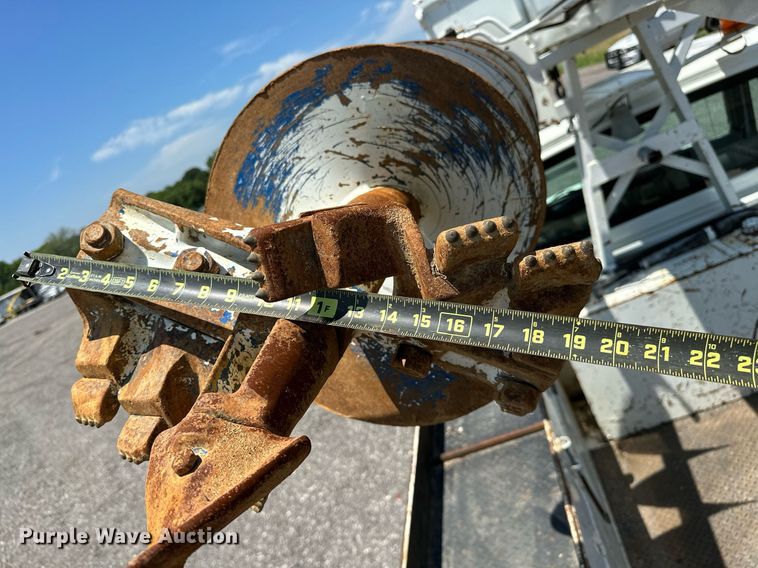 image for item KW9203 2006 International 4300  digger derrick truck